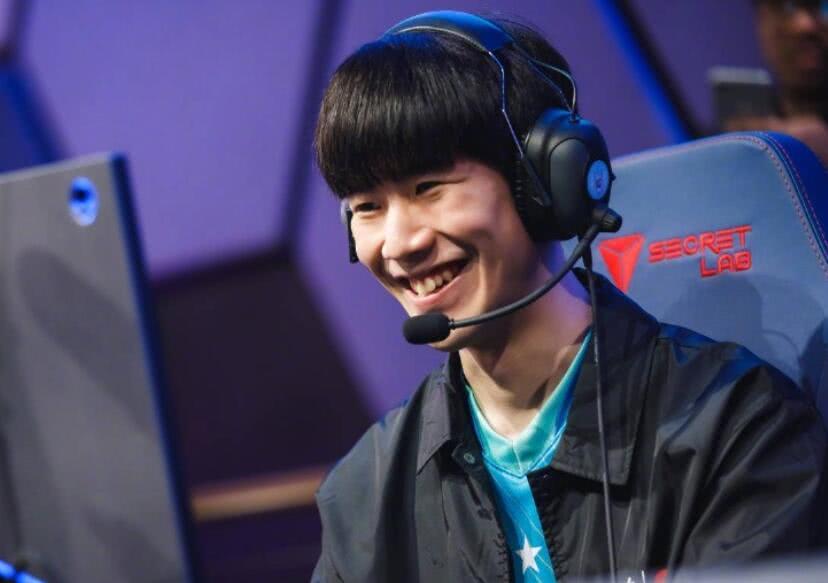 这也行？陌生男子闯入SN基地试图指导选手打游戏