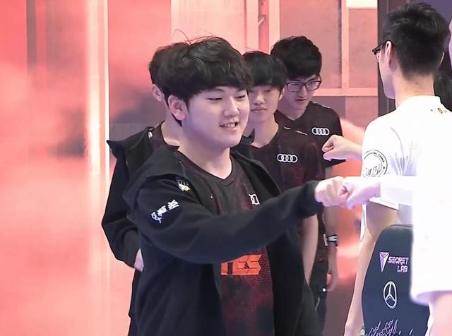 德州扑克新手怕犯错（新手玩德州扑克最怕出错）