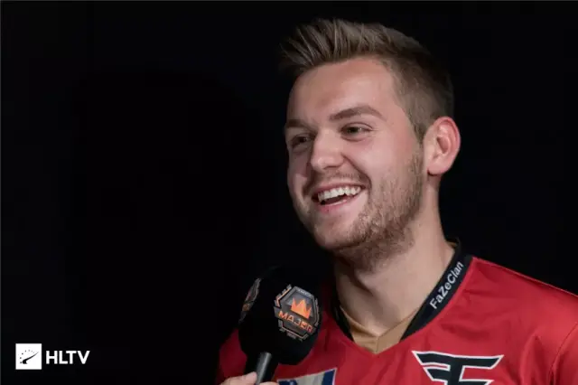 Doggo： ＂在每场比赛之前，职业选手必须要有100%的自信＂